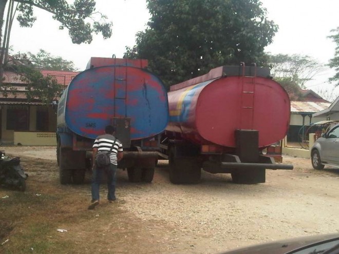 Dua mlobil tanki BBM yang diamankan di Mapolres Sarolangun